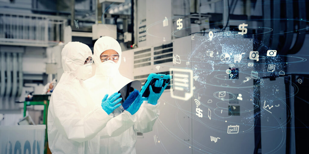 工場で防護服を着て作業するグループとデジタルネットワークのコンセプト - Semicon.TODAY