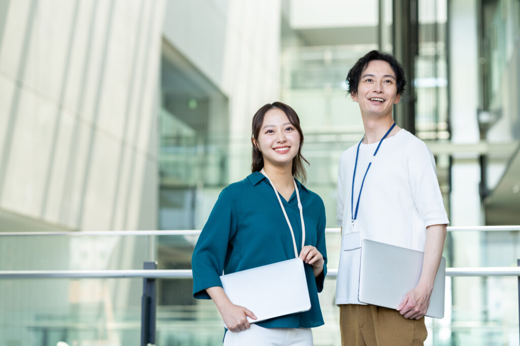 オフィスで働く若いエンジニア 撮影協力スカパー東京メディアセンター - Semicon.TODAY