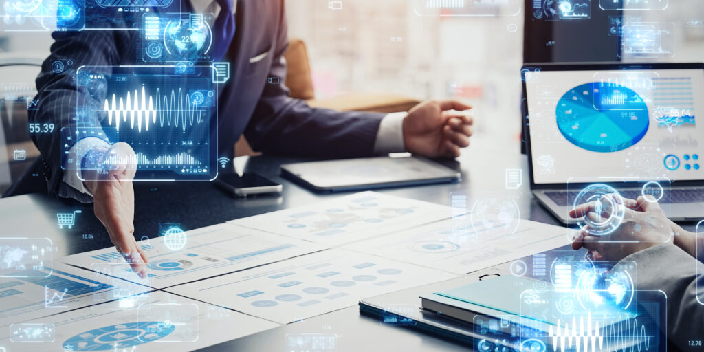 打ち合わせするビジネスパーソンのグループとデジタルデータのコンセプト - Semicon.TODAY