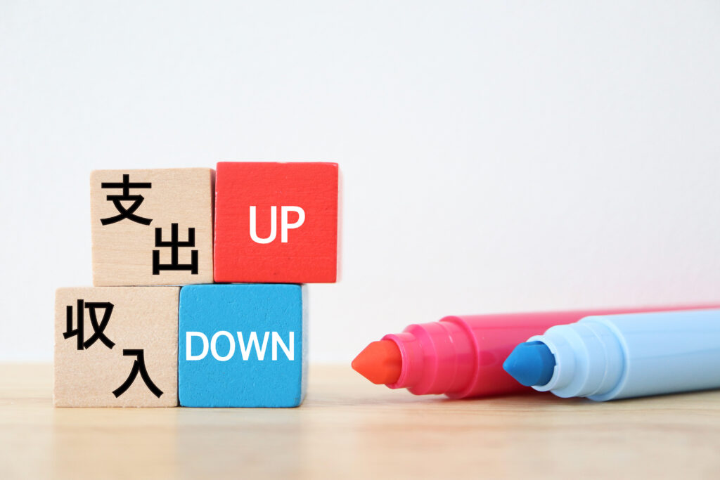 支出増と収入減を示すブロック生活苦と家計負担 - Semicon.TODAY