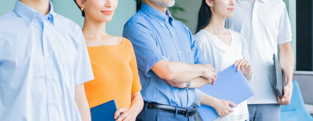 オフィス内で私服のビジネスマン5人のポートレート - Semicon.TODAY