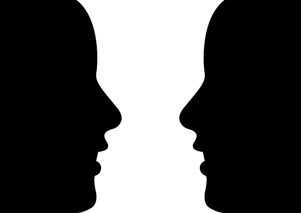 対面し見つめ合う人のシルエット距離感の近い人間客観的に自己分析するイメージ - Semicon.TODAY