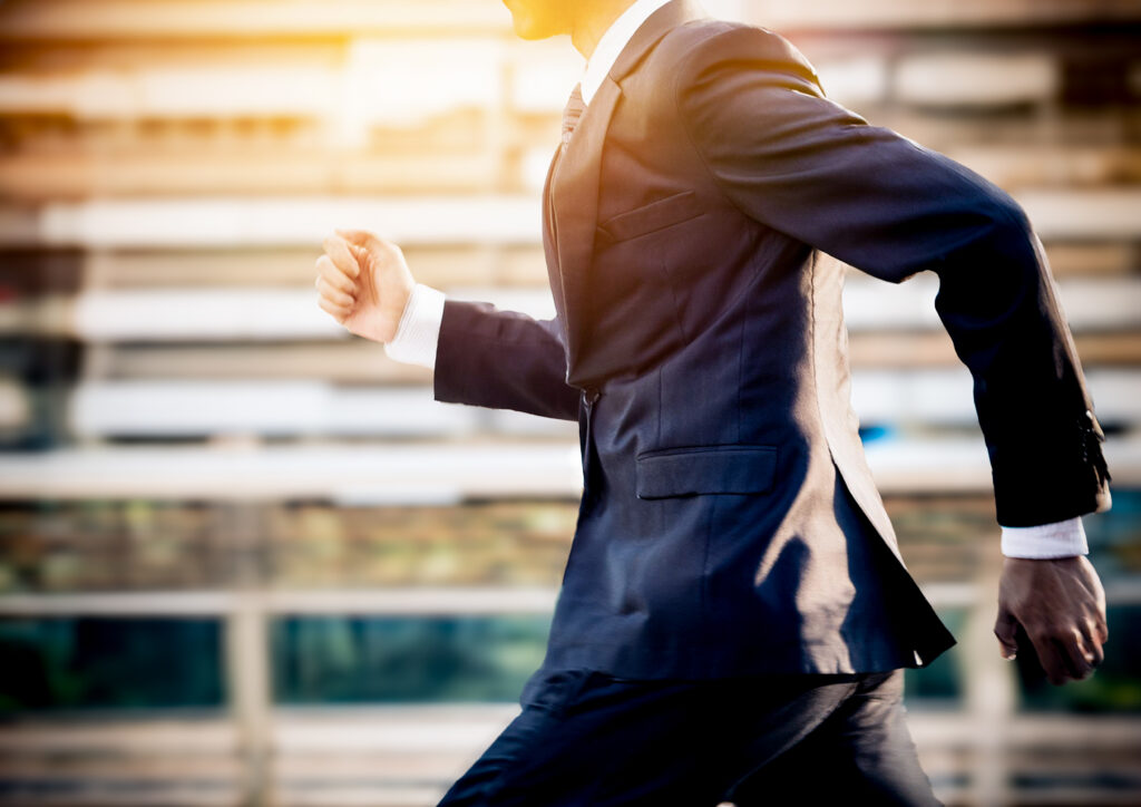 都市を走るビジネスマンイメージ - Semicon.TODAY