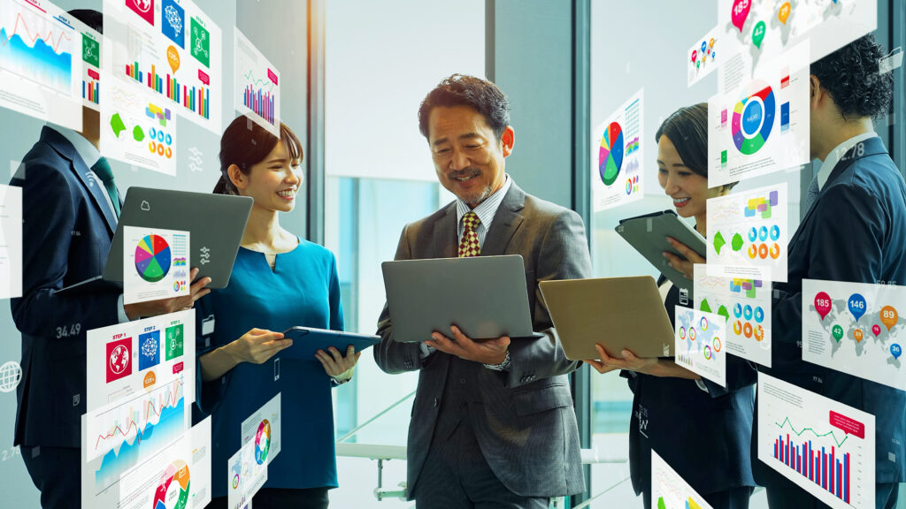 会議するビジネスパーソンのグループとビジネスデータ - Semicon.TODAY