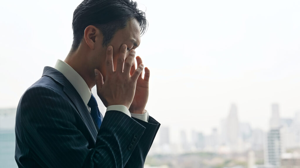 経営者社長管理職悩む考えるストレス頭痛困る問題トラブル課題ビジネスマン男性悩み落ち込む挫折失敗不安心配偏頭痛都市社会企業怖い日本人ミドルエイジ中高年中年エグゼクティブリーダー上司不満ノイローゼメンタルヘルスうつ病がっかり残念緊張プレッシャー後悔疲労過労頭を抱えるコピースペース中小企業倒産経営難ミス人物 - Semicon.TODAY