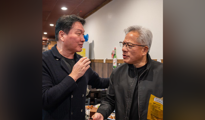 SKグループ会長チェ・テウォン氏とNVIDIA CEOジェンスン・フアン氏が「AIワンチームミーティング」について協議