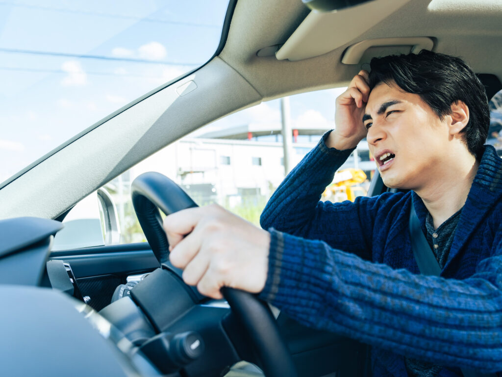 ドライバー自動車運転不安心配焦る渋滞事故安全不満困る悩むトラブルハンドル運転席運転手男性日本人迷う表情ドライブ旅行レンタカー危険残念疑問疲労交通道路クルマモビリティ車内インテリア失敗間違いミス見落とし逆走戸惑うスピード違反信号混雑帰省ラッシュがっかり落ち込む若い保険ロードサービス人物 - Semicon.TODAY