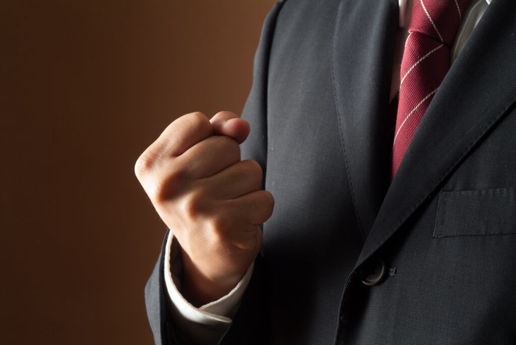 拳を握る男性 - Semicon.TODAY