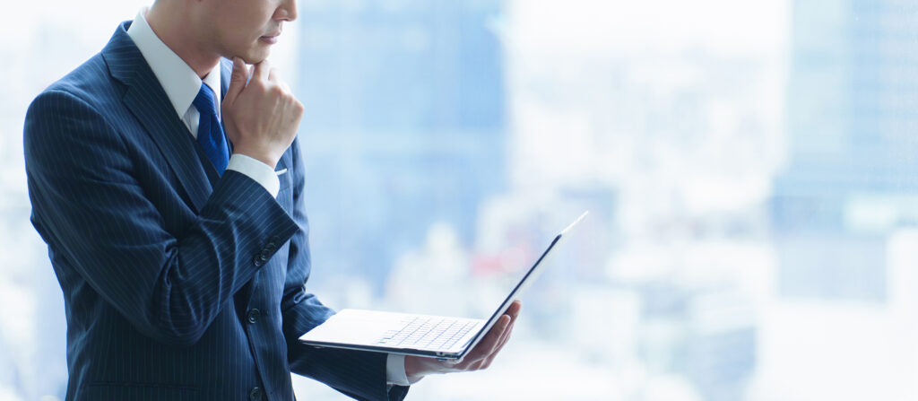 パソコンを使う40代の会社員 - Semicon.TODAY