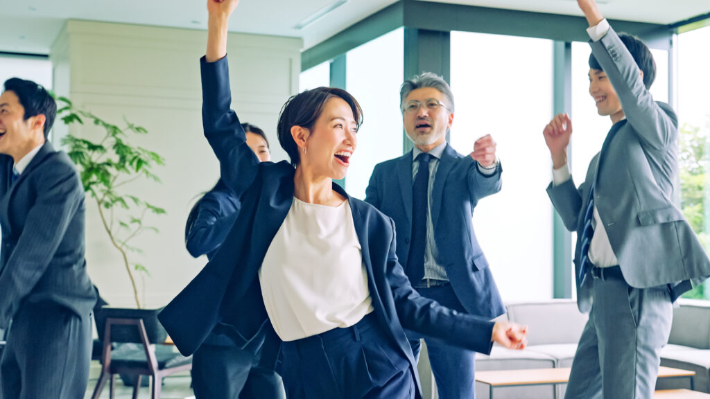 オフィスでダンスするビジネスグループ - SEMICON.TODAY