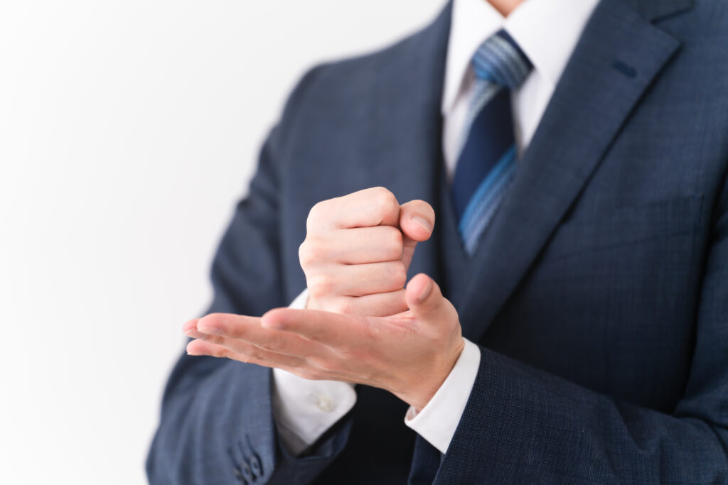 ビジネススーツを着ている若い男性 ビジネスイメージ - Semicon.TODAY