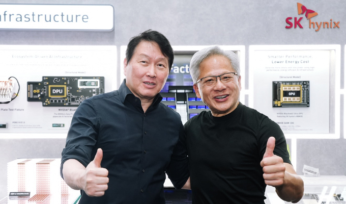 SKチェ・テウォン会長とNVIDIAフアンCEOがCOMPUTEXで再会、AIメモリ技術を視察